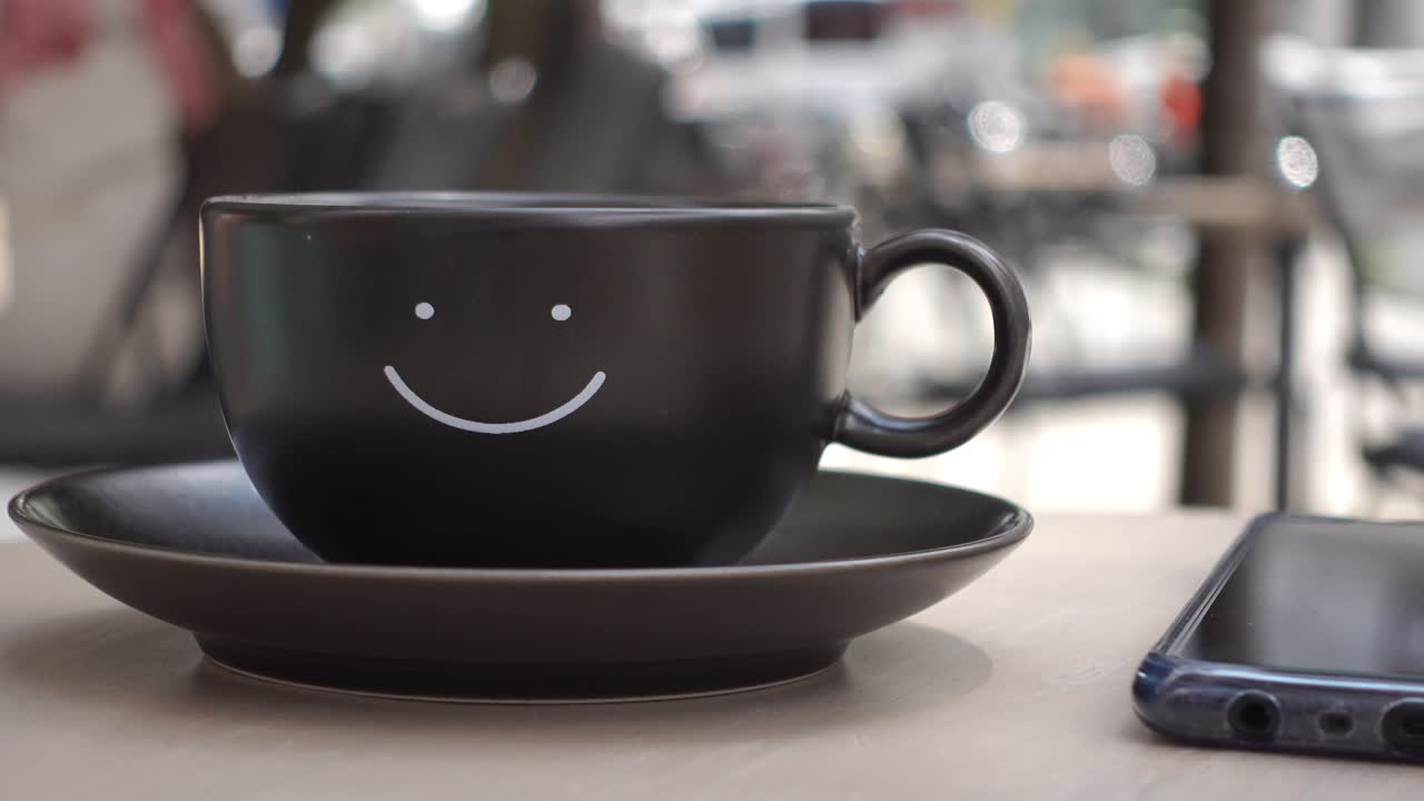 taza de café con una sonrisa en un café