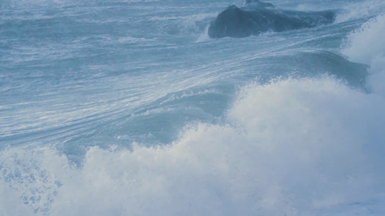 큰 거친 바다 바다 파도가 느린 동작으로 해변에 부히는 큰 파도가 영국 해안선을 따라 폭풍 daragh 조건 동안 부풀어 오르는 배경 극심한 자연 영상 4k.