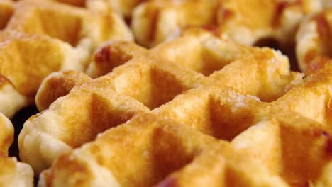 waffles suaves belgas redondos horneados. macro. liege desayuno pastelería postre