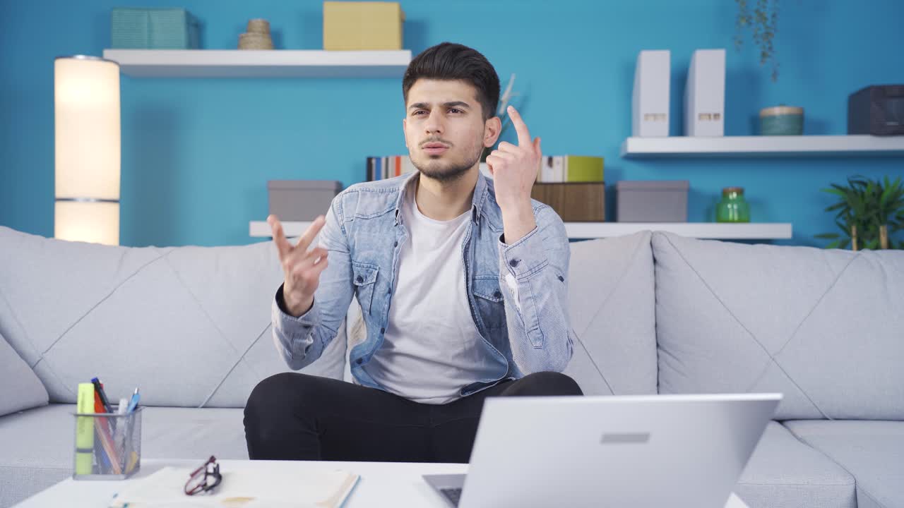 joven concentrado y considerando seriamente una idea.