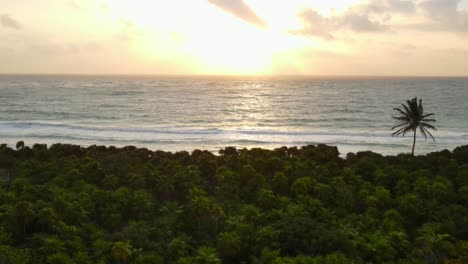 Vista-Aérea-De-Un-Increíble-Y-Tranquilo-Amanecer-En-La-Riviera-Maya