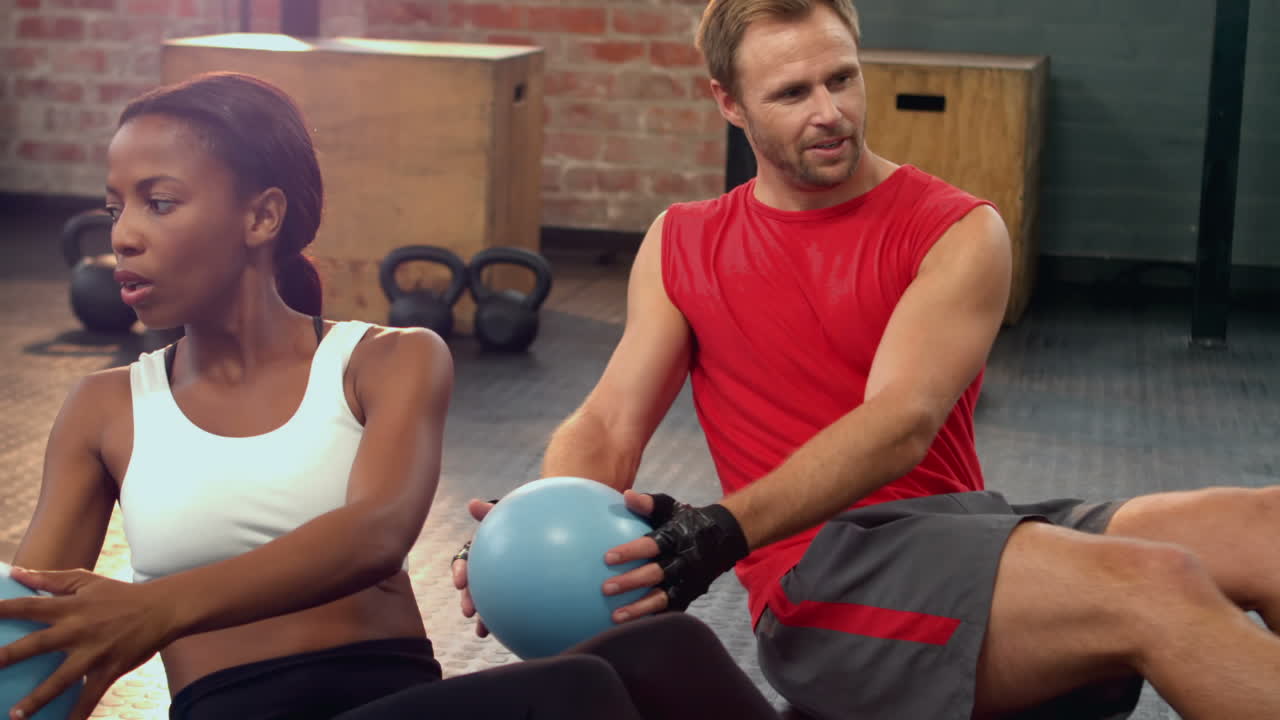 personas en forma haciendo ejercicios de giro ruso