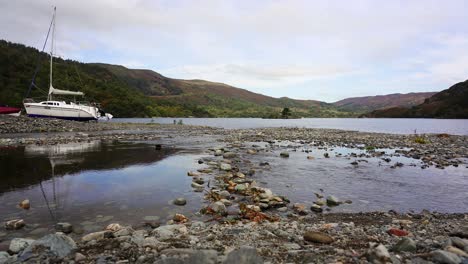 Toma-Deslizante-De-Las-Orillas-Del-Lago-Ullswater-En-El-Distrito-De-Los-Lagos-Del-Reino-Unido