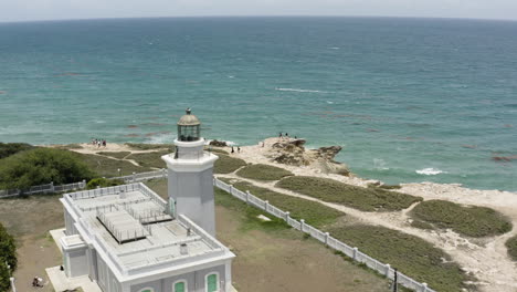 vuelo aéreo sobre el faro de faro morillos hacia el mar caribe en cabo rojo puerto rico