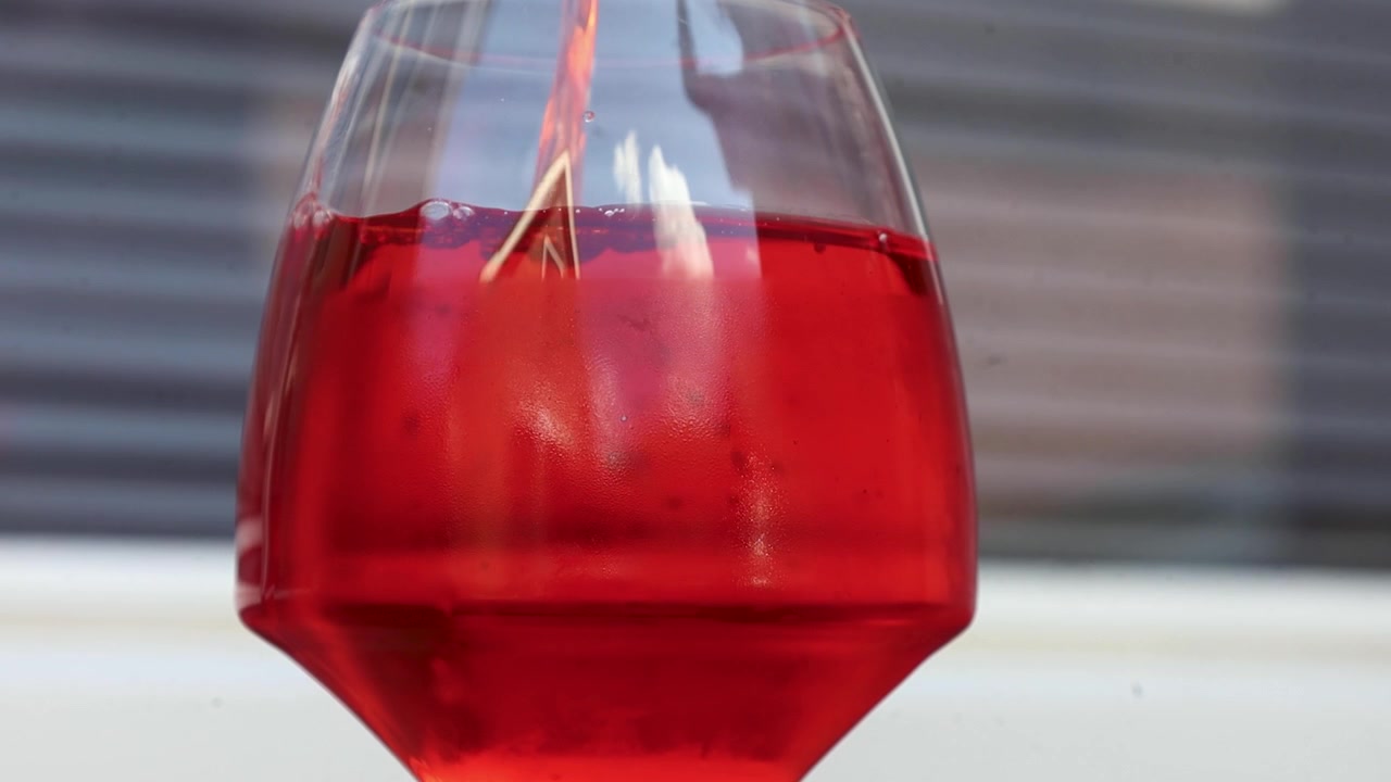 Video mentre si versa un bicchiere di vino