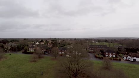 Eine-Overhead-Aufnahme-über-Einem-Kleinen-Englischen-Dorf-Auf-Dem-Land-An-Einem-Kalten-Wintertag-4