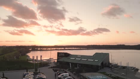 puesta de sol sobre un restaurante junto al lago