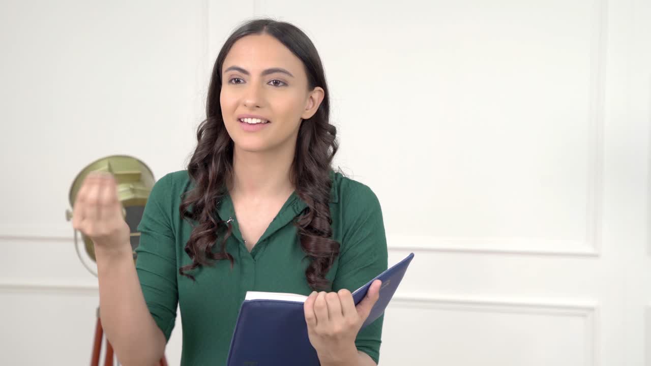 maestro indio enseñando en la escuela