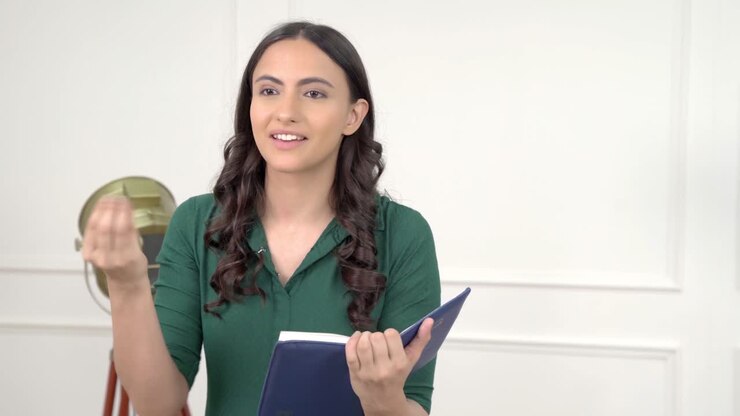 maestro indio enseñando en la escuela