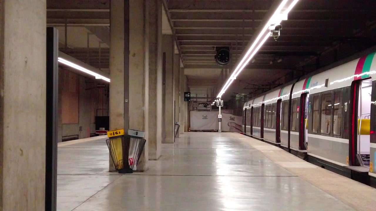 Terminal de tren de metro vacía, toma con gimbal y dolly, París, Francia.