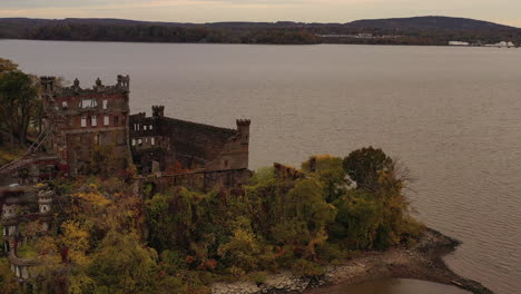 Luftdrohnenkameraflug-In-Richtung-Bannerman&#39;s-Castle-über-Dem-Hudson-River-In-Beacon,-New-York,-An-Einem-Wolkigen,-Grauen-Abend-Während-Des-Sonnenuntergangs-Fährt-Die-Kamera-Weg-–-Schwenkt-Nach-Links