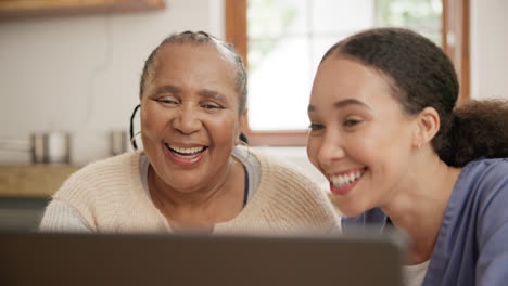 Cuidado-De-Personas-Mayores,-Cuidadora-Y-Anciana-Con-Computadora-Portátil