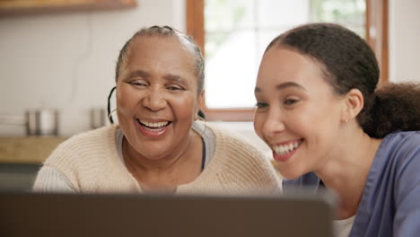 cuidado de ancianos, cuidador y anciana con computadora portátil