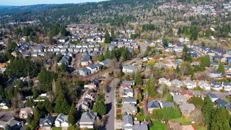 Toma-Aérea-De-Drones-De-4k-Con-Vista-A-Las-Casas-De-Los-Vecindarios-Suburbanos-En-Portland,-Oregon