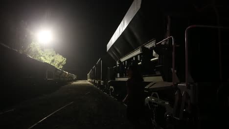estación de tren en la noche niña