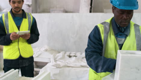 compañeros de trabajo en una fábrica de mármol