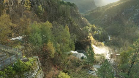 Vista-Aérea-De-La-Cascada-Skjervfossen-Y-El-Valle-Circundante