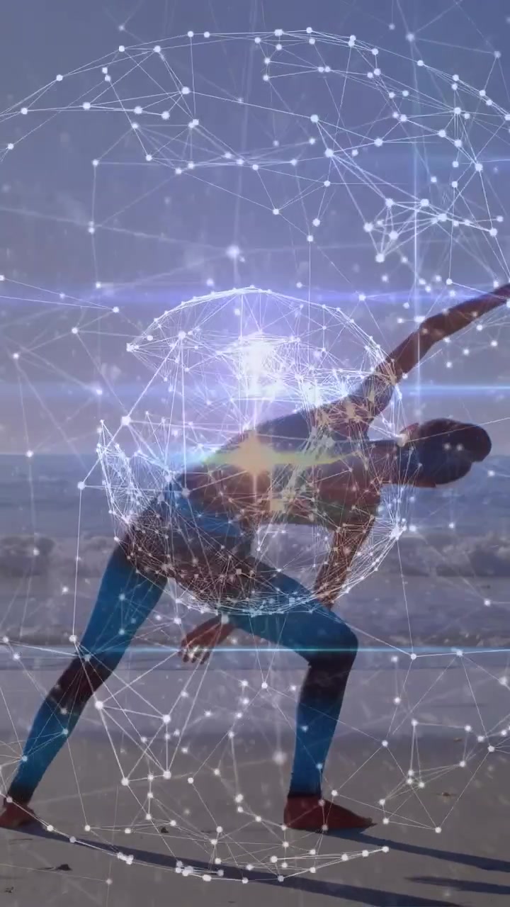 Video vertical: Mujer practicando yoga, cambiando el peso en la arena, doblando y girando para equilibrar el torso, con seguimiento de red.