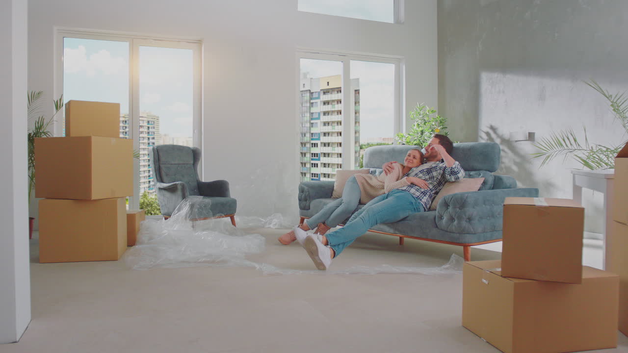 Par, der slapper af på sofaen