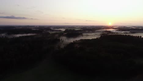 Vuelo-Sobre-La-Niebla-Del-Atardecer-En-La-Hora-Dorada-Después-De-La-Lluvia