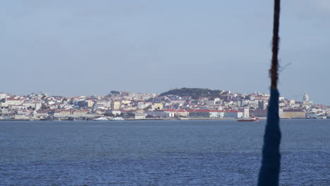 리스본 강을 건너는 교통 보트