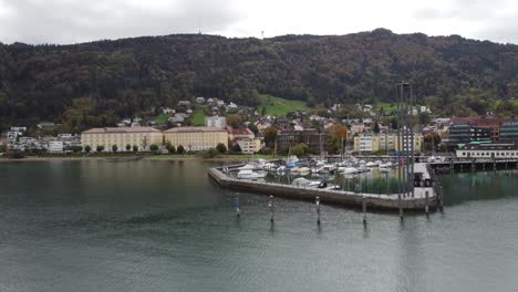 vista aérea del lago constance, desde la ciudad de bregenz, vorarlberg, austria, europa, en un día nublado respirando la tranquilidad del otoño, con el puerto y los barcos y las colinas en el fondo