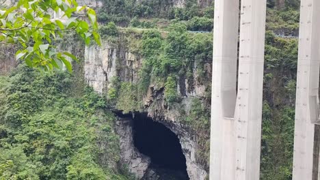 la enorme cueva debajo de la autopista