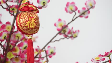 decoración tradicional china de año nuevo en el árbol de flores