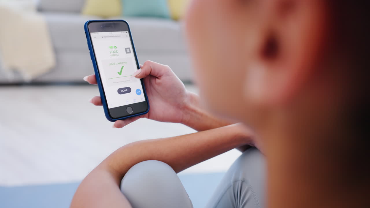 mujer, manos y teléfono en las compras en línea