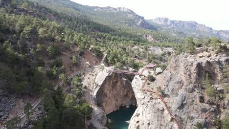 lecho de cascada en la ladera de la montaña