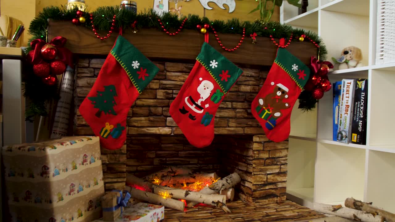 decoración de la chimenea de navidad con medias