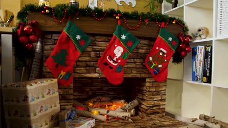 decoración de la chimenea de navidad con medias