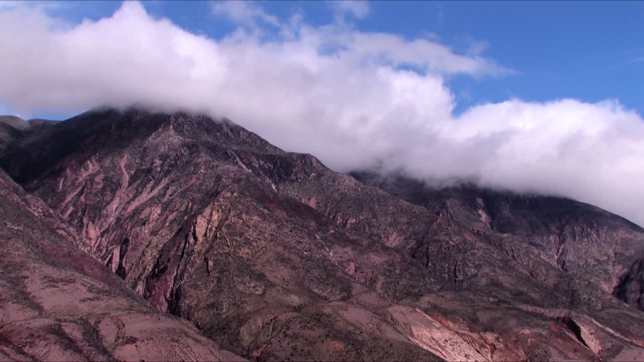 lapso de tiempo en la nube en la cima de las montañas subandinas en jujuy en argentina