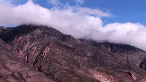 Lapso-De-Tiempo-En-La-Nube-En-La-Cima-De-Las-Montañas-Subandinas-En-Jujuy-En-Argentina