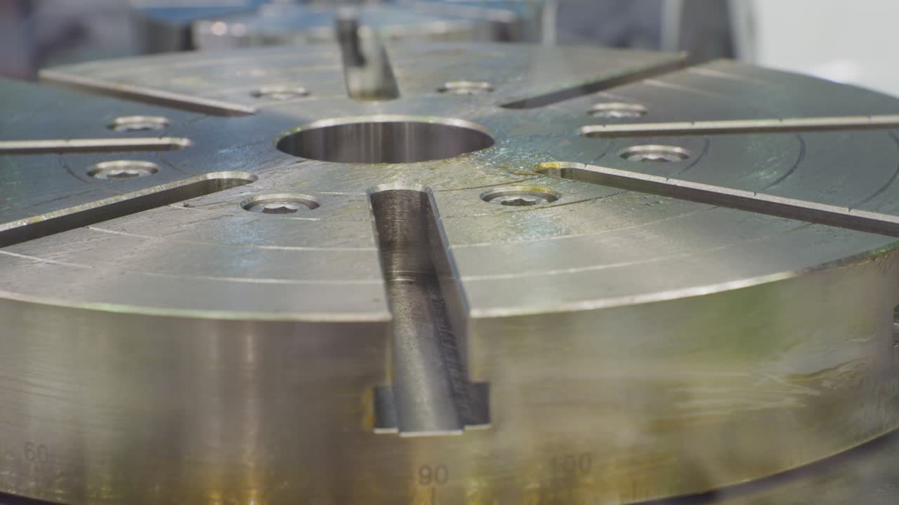 la parte metálica redonda gira en una máquina de trabajo de metales.