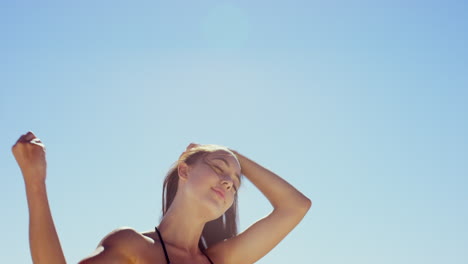 una mujer disfrutando del sol.