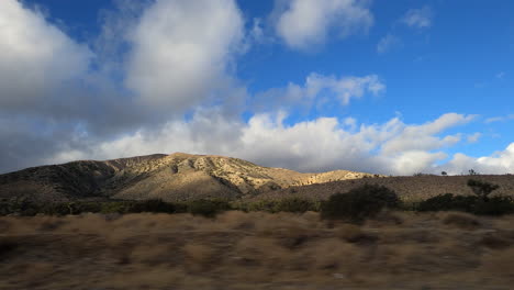 los cúmulos se desplazan sobre las montañas de pastizales de tehachapi y el paisaje en este espectacular hiperlapso