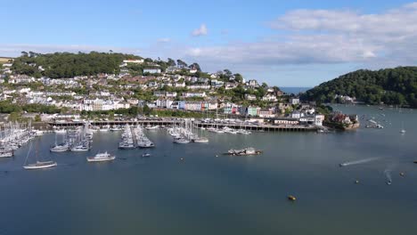 puerto deportivo para barcos del río dart - puerto en kingswear, devon, reino unido, drone aéreo