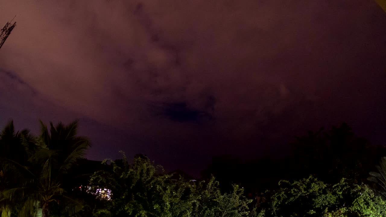 밤에 이동하는 구름의 타임스