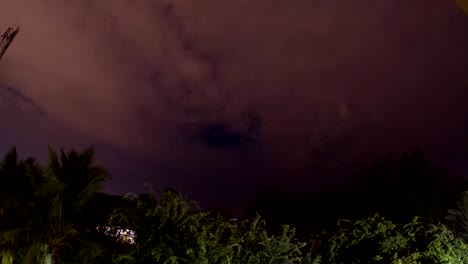lapso de tiempo de las nubes que se mueven por la noche