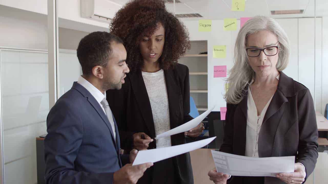 profesional explicando los detalles del documento a los colegas