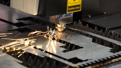 CNC-Laserschneiden-Von-Metall,-Moderne-Industrietechnologie.