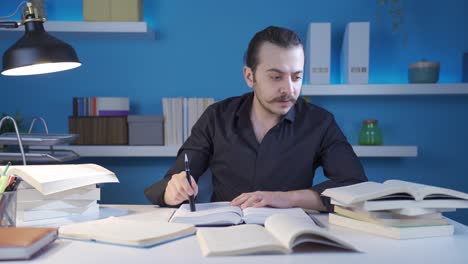 investigador, periodista, hombre que trabaja mirando libros.
