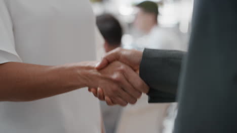 gente de negocios estrechándose la mano acuerdo de asociación corporativa bienvenida oportunidad de cooperación en la oficina