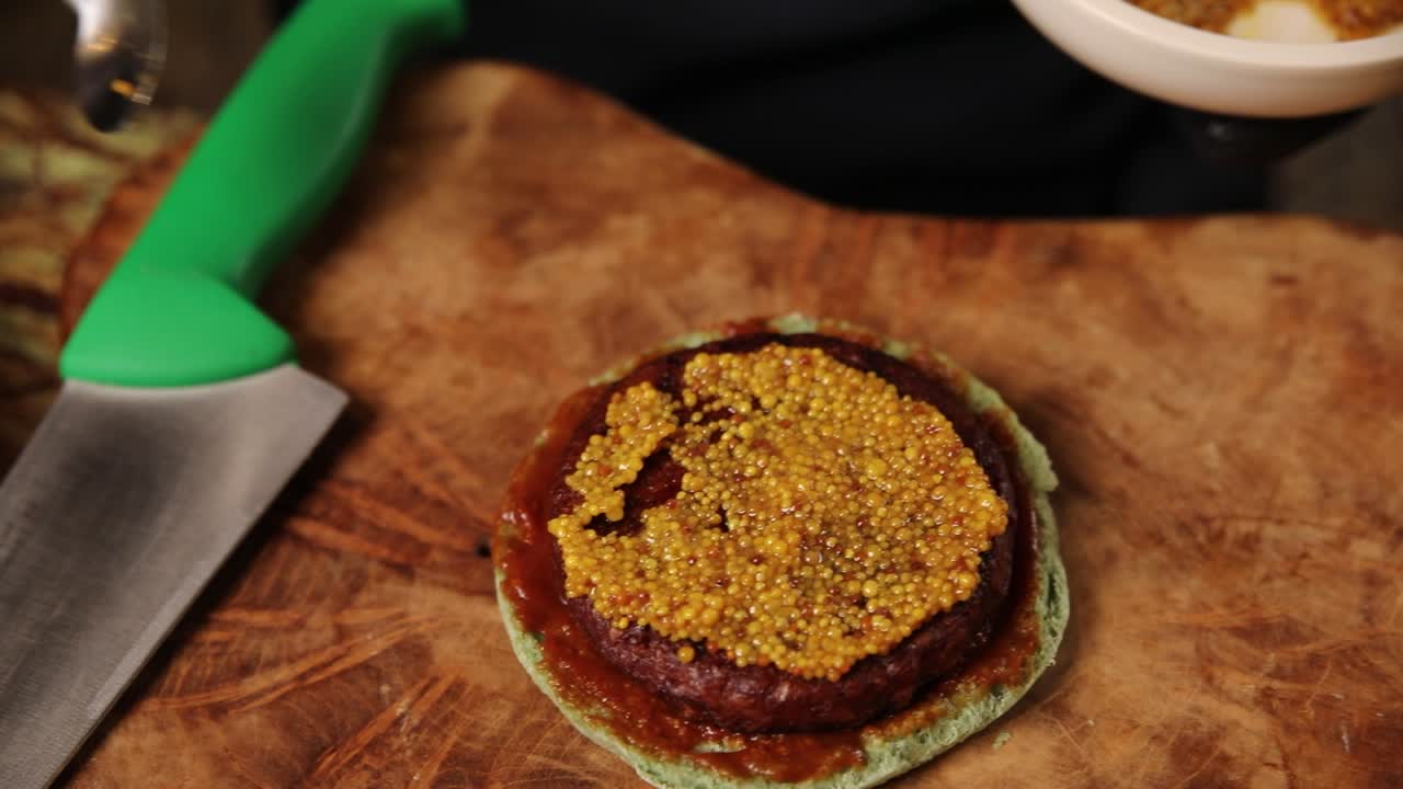 estoy preparando una hamburguesa gourmet.