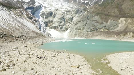 el lago de montaña birendra en nepal. área de manaslu.