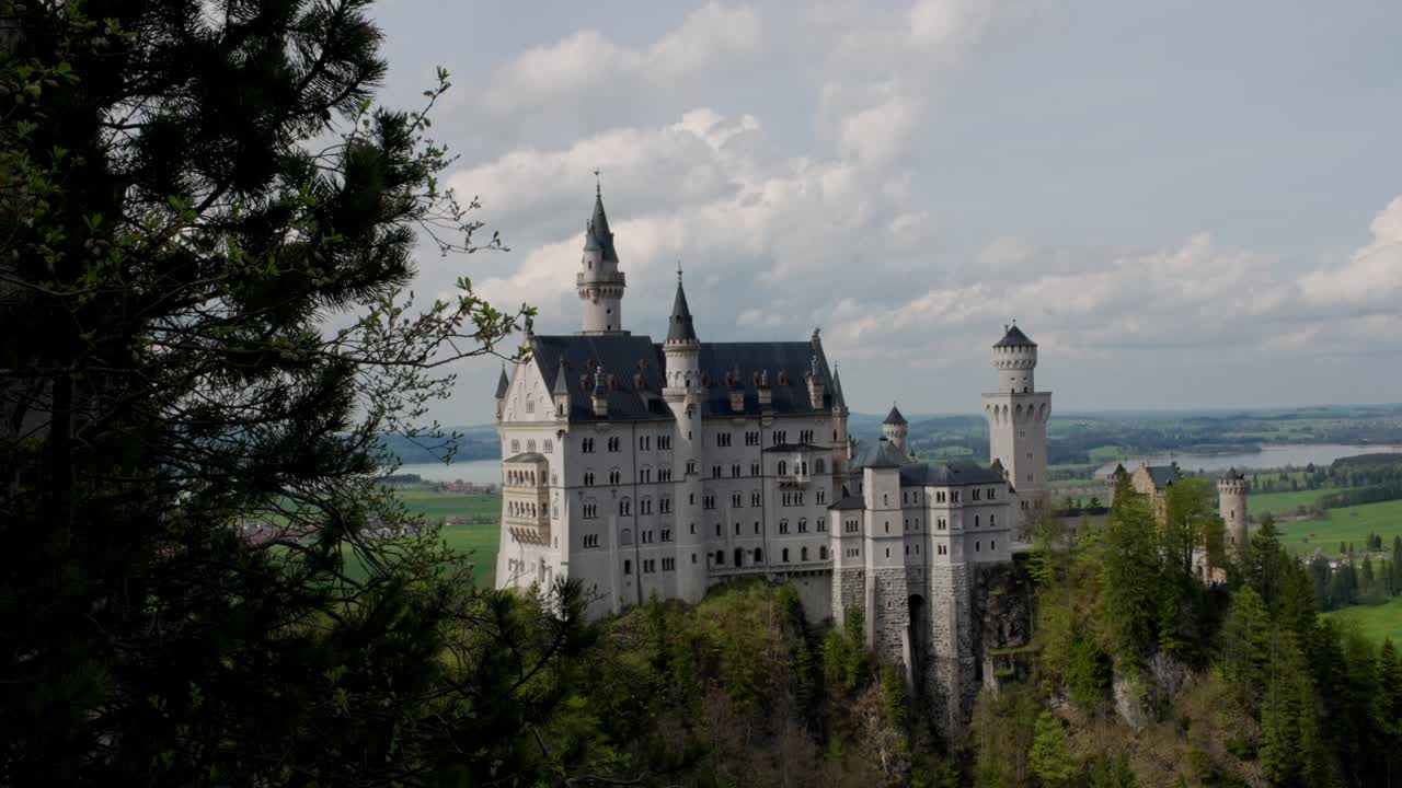 castillo de neuschwanstein con un entorno pintoresco