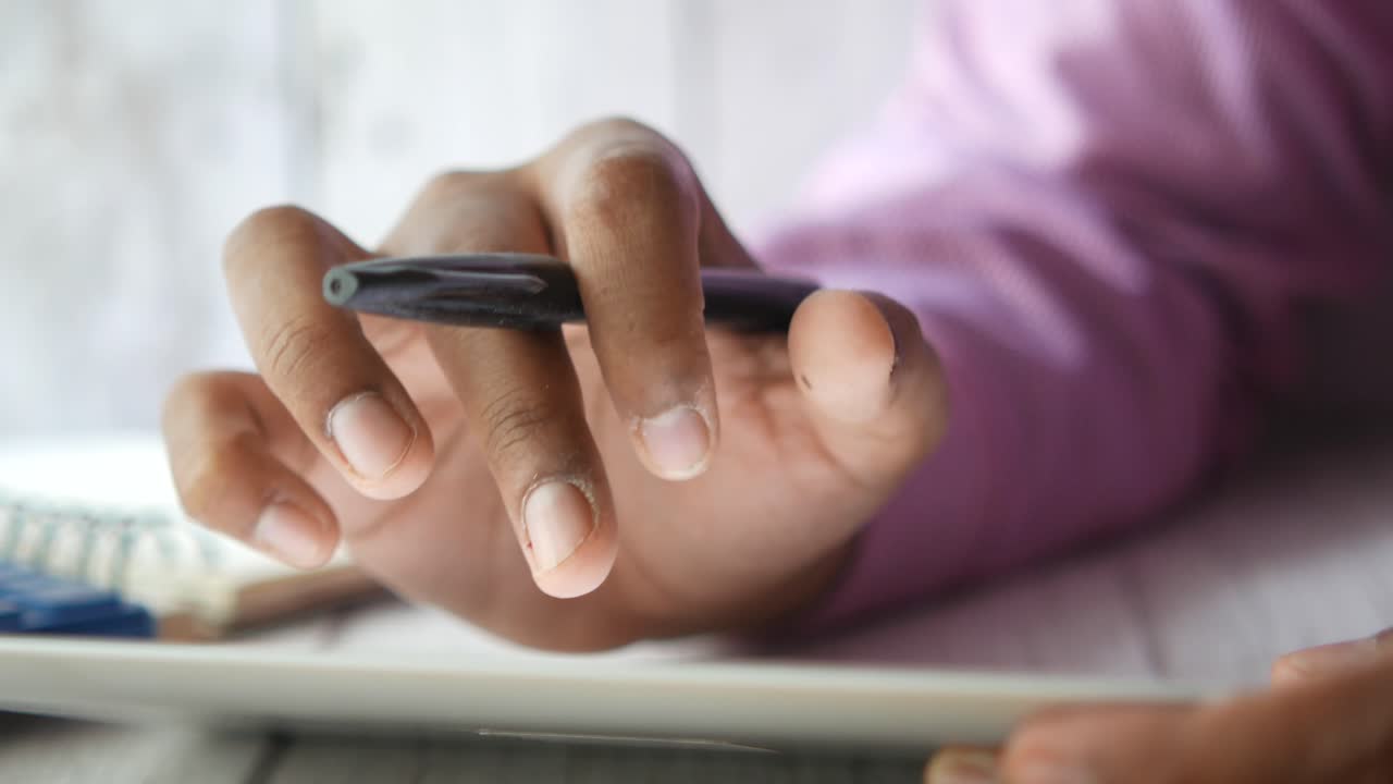 persona que escribe con una pluma
