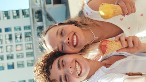 dos amigos disfrutando de helado en la ciudad