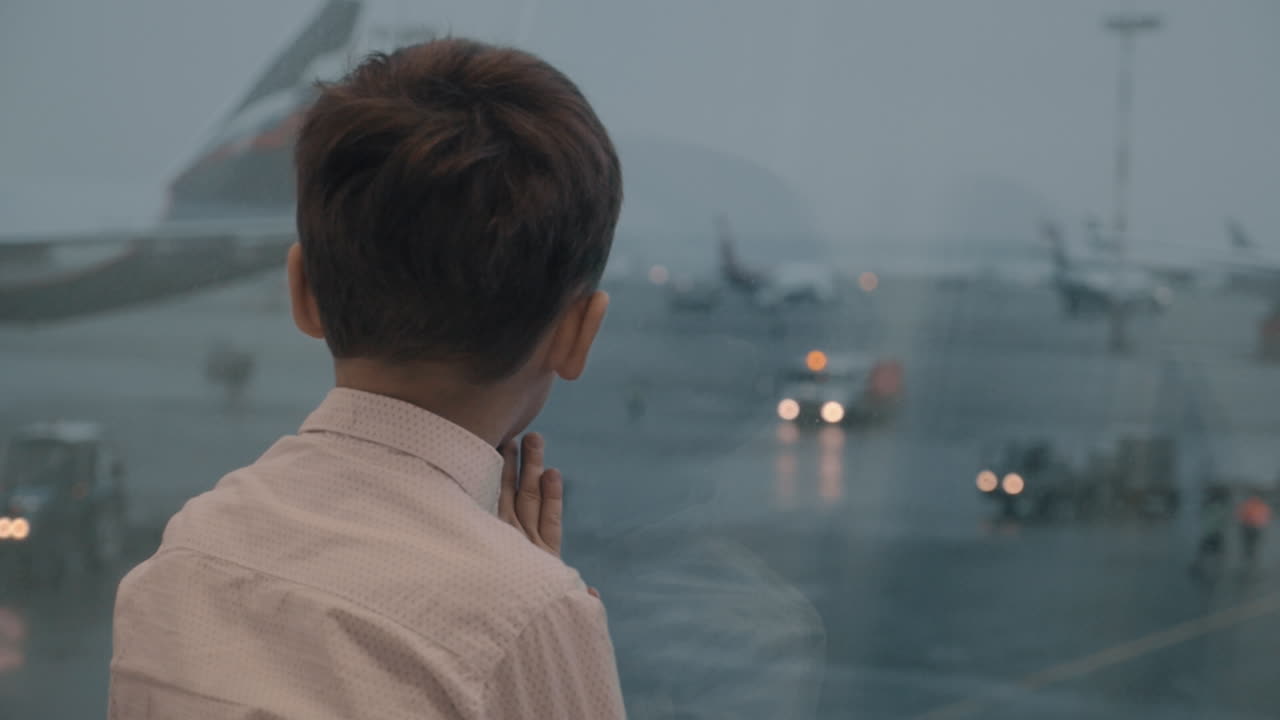 비행기를 보는 것은 그의 기대를 더 쉽게 만니다.